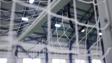 Metal destekli tavan futbol kalesinin içinden bakıyor. Çalışanların eğlence ve uygunluğu için modern spor hangarı. Fiziksel şekil desteği