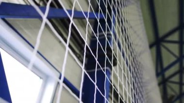 Oyuncuların güvenliği için duvarlara demir takviyeleri gerilmiş ağlar. Özel antrenmanlar için iyi donanımlı kapalı stadyum