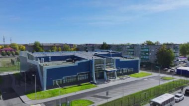 ALMATY, KAZAKHSTAN - 20 Mart 2024: Açık mavi cepheli ve büyük tabelalı çocuk spor merkezi inşaatı. Geniş inşaat pek çok spor bölümü için salonlar içerir