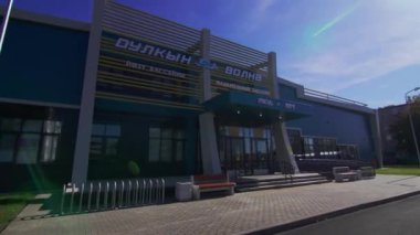 Bisiklet parklarıyla donatılmış modern tasarımı olan yenilikçi spor kompleksi. Yaz günü açık gökyüzü altında fütürist bir bina