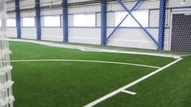 Spor hangarı demirle güçlendirildi ve duvarlara güvenlik ağları gerildi. Tüm hava koşullarında antrenman için çağdaş kapalı stadyum
