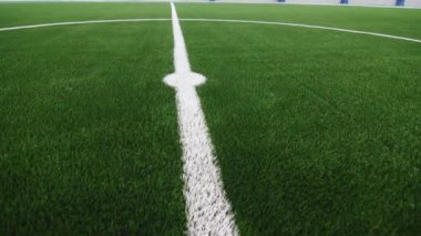 Yumuşak doku ve beyaz işaretli suni çim oyun sırasında yaralanmaları önlemeye yardımcı olur. Kapalı alandaki futbol sahasında parlak işaretler.