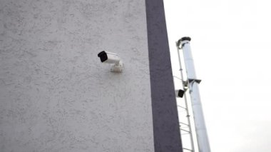 Endüstriyel bölgedeki deponun köşesindeki güvenlik kameraları. Güvenlik önlemleri için modern cihazlar. Depo alanının dijital görünümü