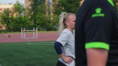 ALMATY, KAZAKHSTAN - 19 AĞUSTOS 2024: Genç sporcular zihinsel olarak yaklaşan yarışmaya hazırlanıyorlar. Sporcu kadınlar ve sporcular strateji ve cesaret verici sözler paylaşıyor.