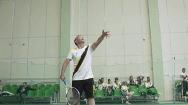 ALMATY, KAZAKHSTAN - 19 AĞUSTOS 2024: Erkek tenisçi raket kaldırıyor ve çalıştırıyor. Deneyimli sporcu topu havaya fırlatıyor ve raketi ağır çekimde sallıyor.