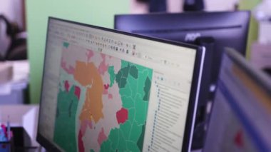 Ofisteki bilgisayar monitöründe gösterilen dijital arazi haritası. Şehrin inşaat alanının analizi yapılıyor. Veri toplama