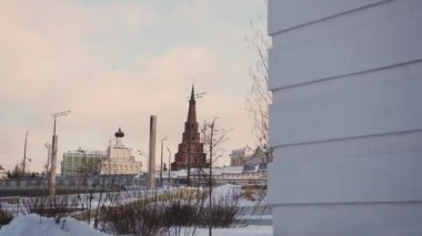 Kazan Kremlin, şehrin orta kesimindeki yoğun binaların üzerinde gururla yükselir. Şehrin idari binası. Popüler turistik cazibe