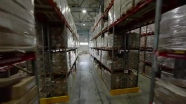 Raflardaki tamamlanmış ürünlerle dolu mukavva geri dönüşüm tesisinde bir depo. Geniş alan büyük miktarda FPV malına sahip.