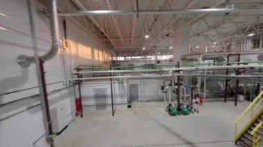 İçi tanklarla ve borularla doldurulmuş karton fabrikası. Endüstriyel tesis çevresel koruma ile meşgul. Karton işleme fabrikası