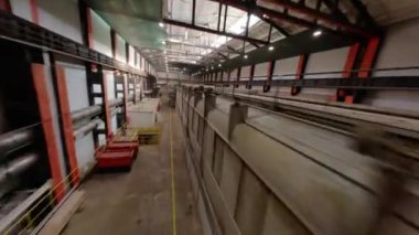 Büyük tankları ve karmaşık boru sistemleri olan bir fabrika. Makineler üretim hattının sorunsuz çalışmasına sürekli olarak katkıda bulunuyor