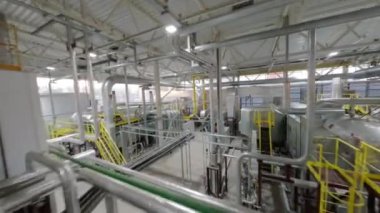 Ham madde taşımacılığı için çelik boru hatları olan karton geri dönüşüm atölyesi kullanılmış. Kağıt fabrikasında üretim salonu. Sanayi kompleksi üst görünümü