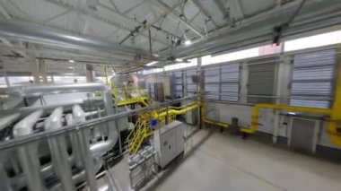 Tüpleri ve tankları olan karton fabrikanın içi. Çevre koruma ile ilgili bir endüstri tesisi. Karton işleme fabrikası