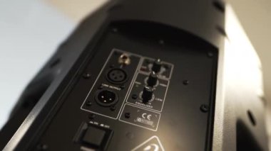 Ses kontrolleri ve ses ayarlama paneline bağlanmak için çıktıları olan bir hoparlör paneli. Kültür Merkezi 'nde profesyonel ses ekipmanı