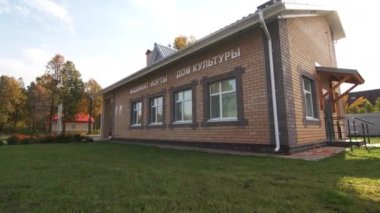Kırsal Kültür Evi, yenilenmiş tuğla cepheli misafirleri karşılıyor. Güneşli hava banliyö endüstriyel manzarasına sıcak bir hava katıyor