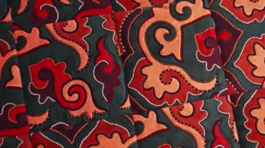 Titrek karolar, kıvrımlı şekiller içeren karmaşık Tatar desenleri dizisi sergiler. Herhangi bir önermeye sıcaklık eklemek için karşıt renkler