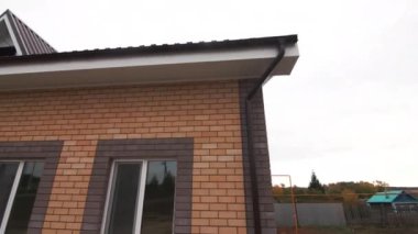 Yeni tuğla bina modern çift camlı pencereler ve tahta çatıyla donatılmış. Belediye binasının tadilatı. Modern kırsal mimari