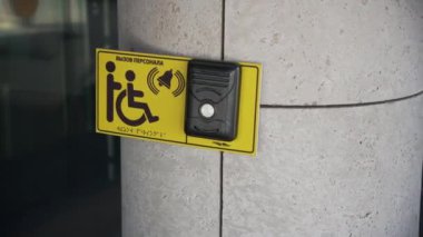 Tekerlekli sandalyedeki insanlara yardım etmek için çağrı düğmesini imzalayın. Ziyaretçiler için güvenlik ve kolaylık. Binaları halkın ihtiyaçlarına uygun hale getirmek