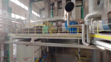 Sıvı madde taşımacılığı için boru düzenleme ile Hall. Geniş, çok katlı çalışma odası borular ve çeşitli ekipmanlara sahip büyük tanklar içeriyor.