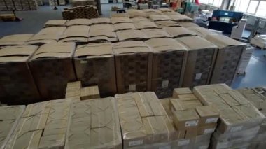 Bitmiş ürünlerle dolu geniş bir konteynır üretim deposu. Depo daha fazla yükleme ve taşıma için bitmiş ürünleri depoluyor