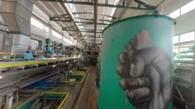 Sıvı madde taşımacılığı için karton fabrikasının çalışma odası. Karton ambalaj üretmek için makineli büyük tanklar içeriyor