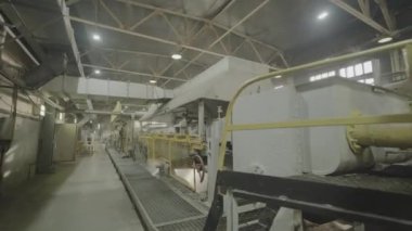 Çoklu katman karton üretimi için girişimin taşıma bantları. Cihaz ve havalandırma sistemleriyle birlikte çalışma sırasında buharla doldurulmuş atölye