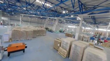 Konteynır üretimi için kağıt fabrikası deposu. Depo çalışanları hamuru ve kağıt endüstrisinin ürünlerini ayırmak için çalışmalar yapıyorlar.