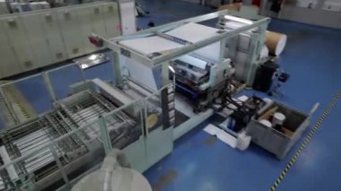 ALMATY, KAZAKHSTAN - 24 Eylül 2024: Konteynır ambalaj üretimi için endüstriyel makineler FPV. Karton fabrikasındaki modern makineler kağıt ambalaj üretiyor.
