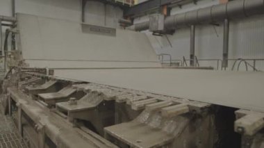 ALMATY, KAZAKHSTAN - 24 Eylül 2024: Nemli öğütülmüş hamurun taşınmasından sonra ıslak taşıma bandı. Hammaddeyi kağıt ürünlerine dönüştürme süreci