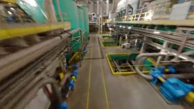 ALMATY, KAZAKHSTAN - 24 Eylül 2024: Sıvı madde taşımacılığı FPV için boru hattı düzenleme. Kağıt fabrikasındaki boru hatları üretim amaçları için madde transferi.