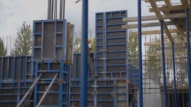 ALMATY, KAZAKHSTAN - Haziran 04 2024: İnşaatçılar titizlikle metal-beton köprü desteğini açık havada birleştiriyorlar. Ulaşım bağlantılarının inşası. İnşaat alanı