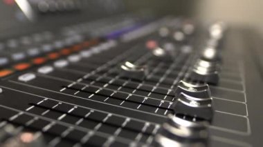 Ses kontrolü için profesyonel karıştırma konsolu hayranları. Aygıttaki belli kaydırıcı konumu genel denge olarak kanal hacmini etkiler