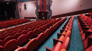 Duvarında Tatar süsü olan konser salonu ve sahnenin önündeki koltuklar. Geleneksel ulusal renkleri vurgulayan desenler salon girişini süslüyor