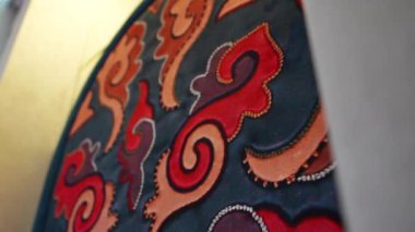 Farklı dikiş ve ipliklerle işlenmiş Tatar nakışı. Renkli desenler sembolik olarak insanların gelenek ve adetlerini temsil eder.