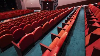 Koridorunda Tatar desenleri olan geniş bir konser salonu. Soyut biçimlere sahip büyük süs, kültürel ve folklorik öğeleri sembolize eder
