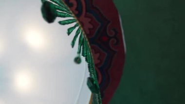 İpliklere asılmış boncuklardan yapılmış Tatar dekoratif kolye. Çok renkli süsler kültürel ve tarihsel insanların tuhaflığını sembolize eder.