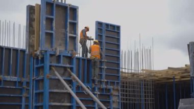 ALMATY, KAZAKHSTAN - HAZİRAN 04: 2024: İşçiler köprü ayağının yüksekliğinde çalışıyorlar. Köprü destek kulesi inşaatı. Köprü geçişi meclisi