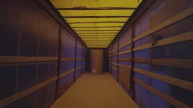 Kamyon römorkuna yerleştirilmiş bitmiş karton rulo. Büyük nakliyeciler kargoyu uzun mesafeler boyunca dağıtım noktalarına taşır.