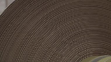 Karton silindirler üzerinde yavaşça döner ve gerekli koşulları sağlar. Döşeme ve kurutma aşamasından sonra malzeme işlemek için atölye