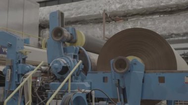 Yara sarma makinesi boyunca hareket eder ve yeni rulo işlemler için hareket eder. Mekanizma uygun depolama ve ürünlerin taşınması için çalışır