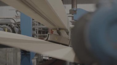 Atölyede özel ekipman üzerine kağıt ağ oluşturma süreci. Makine bir sonraki aşama için belli koşullar oluşturan kağıtlarla hareket eder ve çalışır