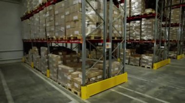 Teslimat için hazırlanmış yüksek raflı karton fabrika deposu. Yapının farklı seviyeleri işçilere yer ve zaman tasarrufu olanağı sağlıyor