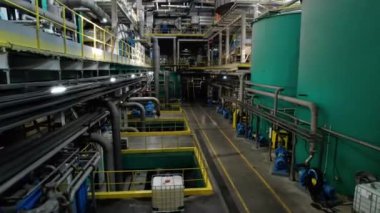 Karton üretimi için makineli teknik atölye. Ekipmanlar kağıt işlemesini hızlandıran malzemelerin oluşturulmasını kolaylaştırır