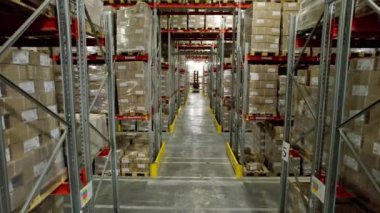 Forklift, istiflenmiş kutularla dolu karton fabrika deposu hakkında bilgi topluyor. Özel araç, bitirilmiş materyallerin büyük salonda dolaşmasını sağlıyor