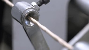 Özel silindir halat şeklinde hareket eden karton malzeme oluşturur. Endüstriyel fabrika atölyesi uzun ince tüp oluşturmak için metal makine içerir