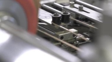 Silindirler ve iplikler karton malzeme yüzeyi oluşturur. Özel makine aktif mekanizma kullanarak dalgalı kıvrımlı bir yapı oluşturur