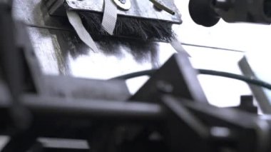 Vakum kabı, atölyedeki makineyi kullanarak karton çarşafları alır ve hareket ettirir. Biten ürünün daha fazla üretimi için malzeme bütünleşik yapısını kaybediyor