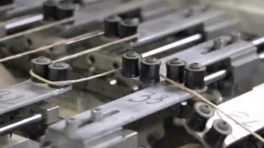 Bükülmüş karton oluşumu sırasında mekanizmalar hareket eder. İplikler ve silindirler işi ağın özel dalgalı yapısının oluşumunu sağlar