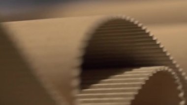 Dalgalı yüzeyi olan geniş kıvrımlı karton yapraklar. Yapı, ürüne güç ve yastık sağlar ve kolay malzeme depolamasına olanak sağlar