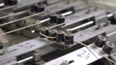 Silindirler ve iplikler kıvrımlı mukavva oluşumunu sağlar. Atölye web biçimi oluşturmak için etkin elementlere sahip mekanizma içerir