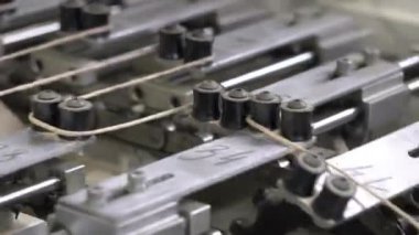 İşlem sırasında oyulmuş karton üretim makinesi. Özel detaylar düz malzeme yüzeyinde belli dalgalı yapılar oluşturur